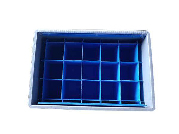 플라스틱 용기가 늘어선 중공 보드