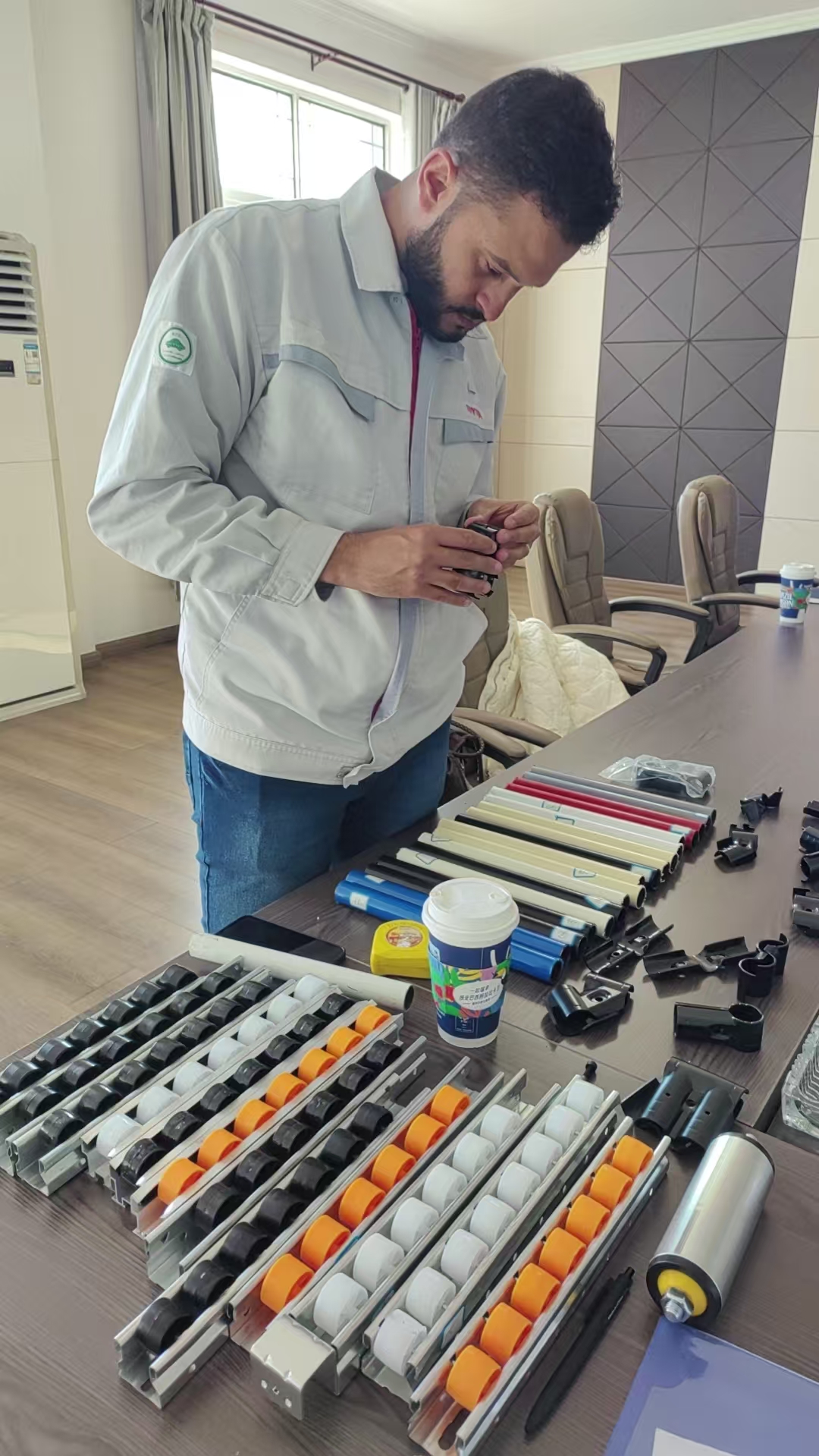 고객이 포장 장비의 부품을 검사합니다.